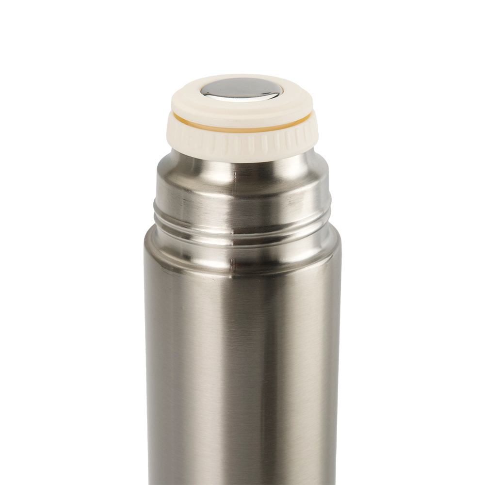 A carabiner-compatible lid handle for easy, hands-free carrying on the go.